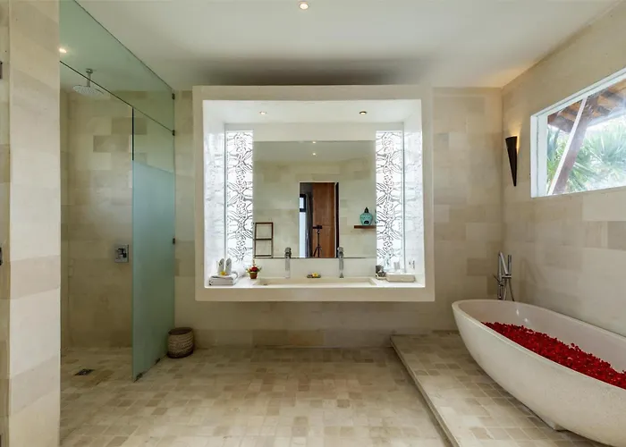 Villa Spacious 4br With Pool In